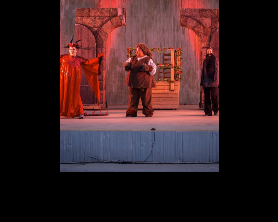 uploads/production_images/shrek-buda-ctx-theatre-academy-2022-07/shred_red_stage_buda_adj.jpg