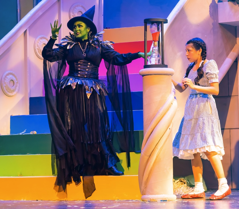 uploads/production_images/wizard-of-oz-san-pedro-playhouse-slideshow-2024_07/witch_&_dorothy_hourglass_scr_adj.jpg
